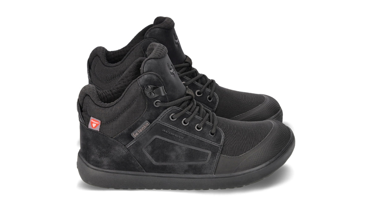 Barfußwinterschuh, Seitenansicht außen. Einzelansicht, knöchelhoher Schnürschuh mit breiter Zehenbox.