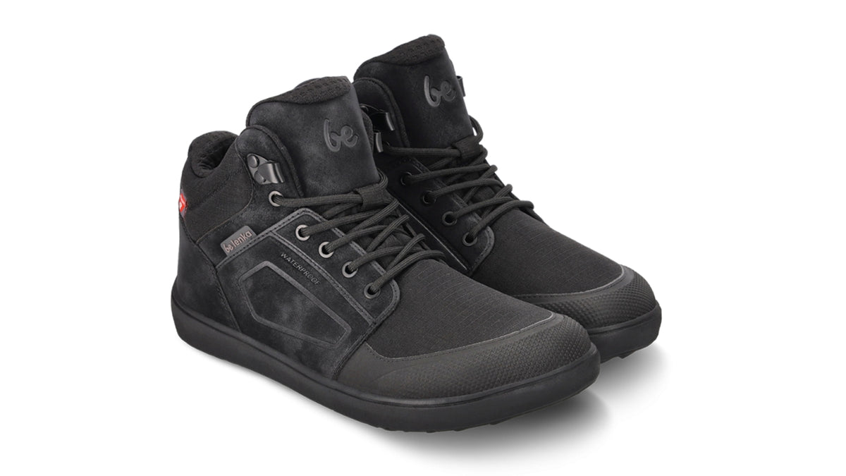 Barfußwinterschuh, schräge Vorderansicht. Paaransicht, geschlossener Zehenbereich und Schnürung sichtbar.