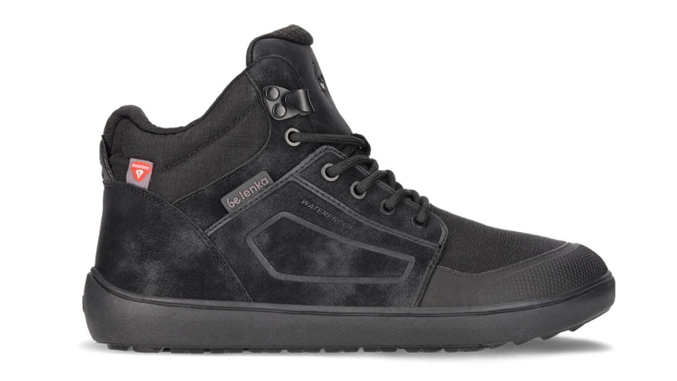 Barfußwinterschuh, Seitenansicht außen. Knöchelhoher geschlossener Schnürschuh mit breiter Zehenbox und flacher flexibler Sohle.