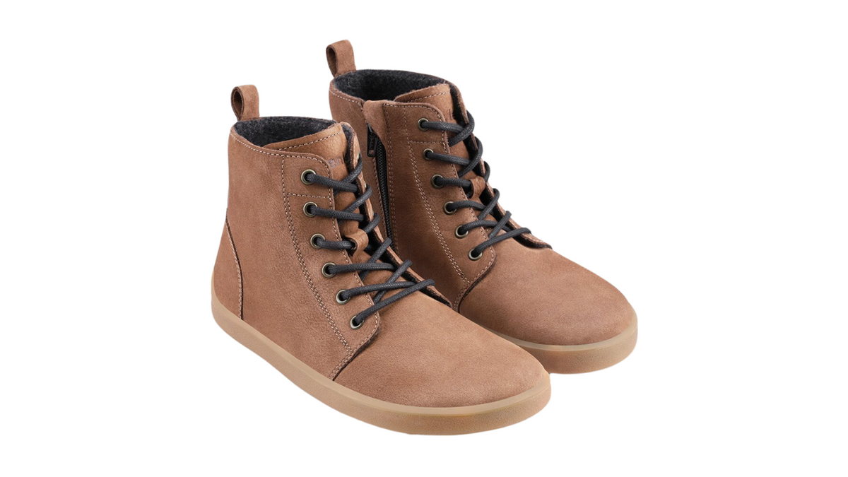 Barfußstiefel für Erwachsene als Paar mit breiter Zehenbox, Schnürung, geschlossener Zehenbox und geschlossener Ferse, schräge Vorderansicht.