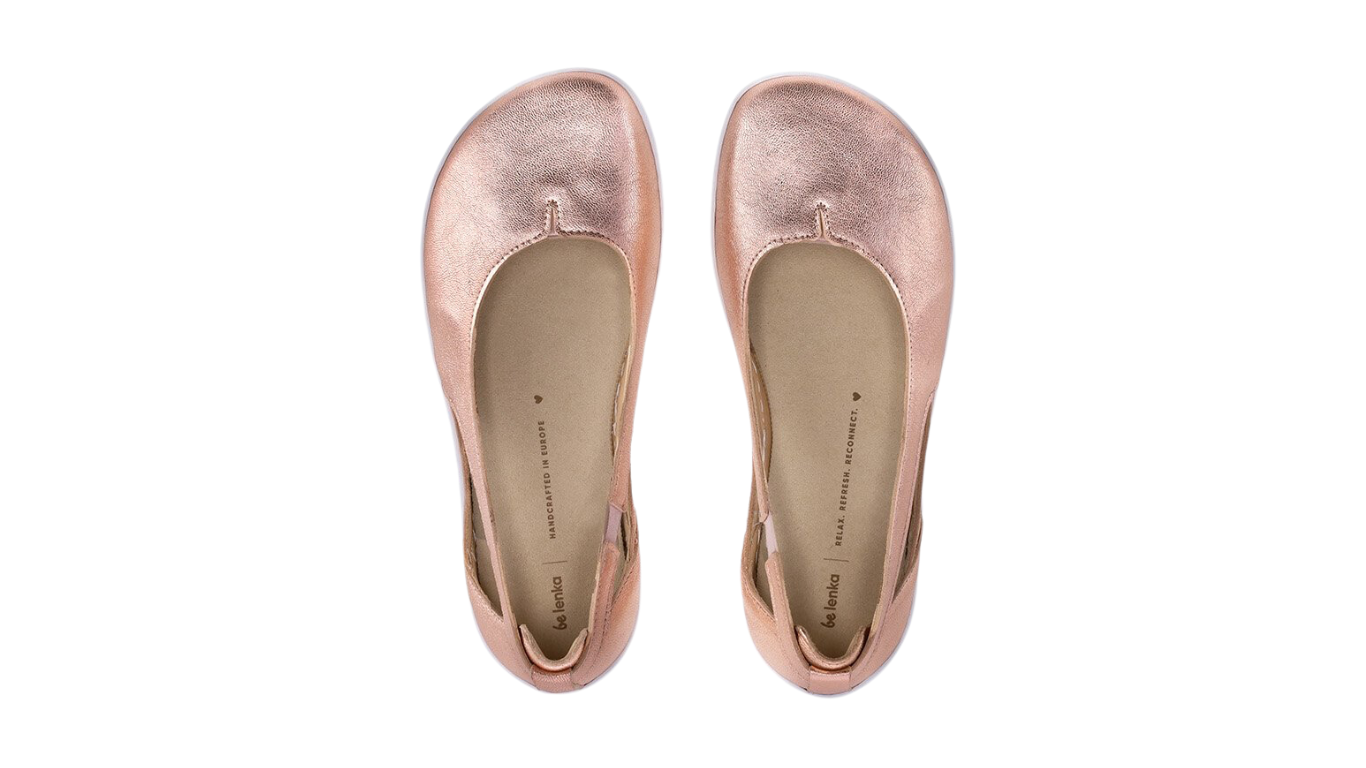 Damen-Ballerina mit breiter Zehenbox, geschlossenem Zehenbereich, geschlossener Ferse, Schlupfform ohne Verschluss, flacher flexibler Sohle, Draufsicht.