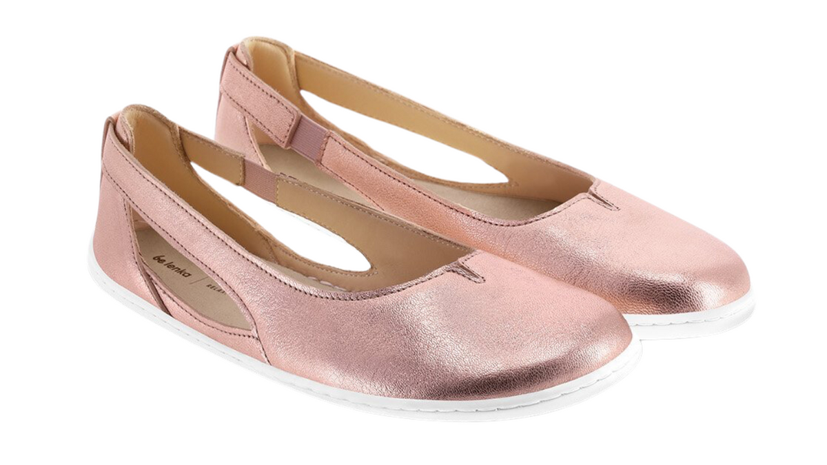 Damen-Ballerina als Paar mit breiter Zehenbox, geschlossenem Zehenbereich, geschlossener Ferse, Schlupfform ohne Verschluss, flacher flexibler Sohle, Seitenansicht.