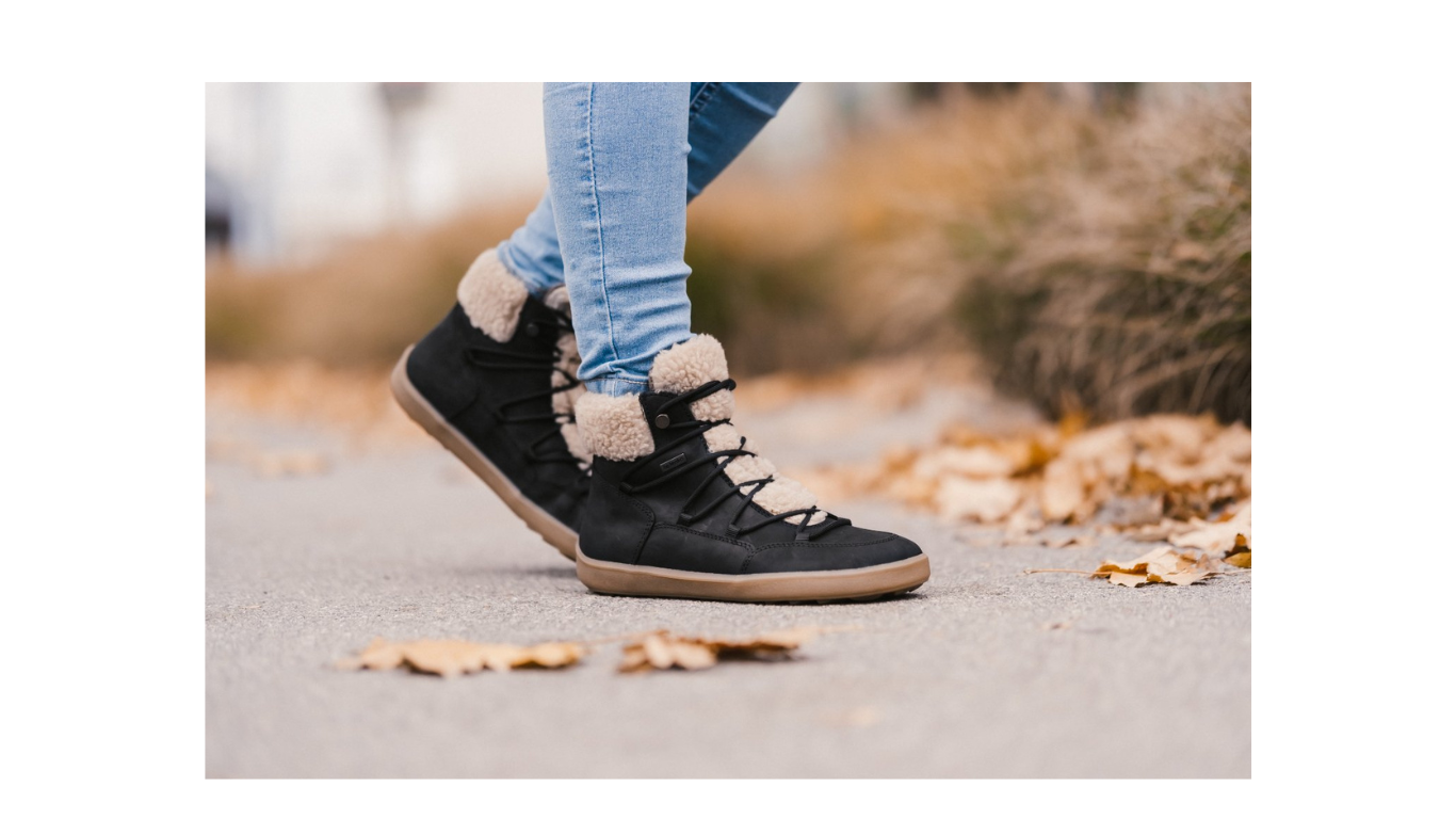 Barfußwinterstiefel für Erwachsene am Fuß getragen, knöchelhoch, Schnürung, geschlossene Zehen, geschlossener Fersenbereich, Seitenansicht außen