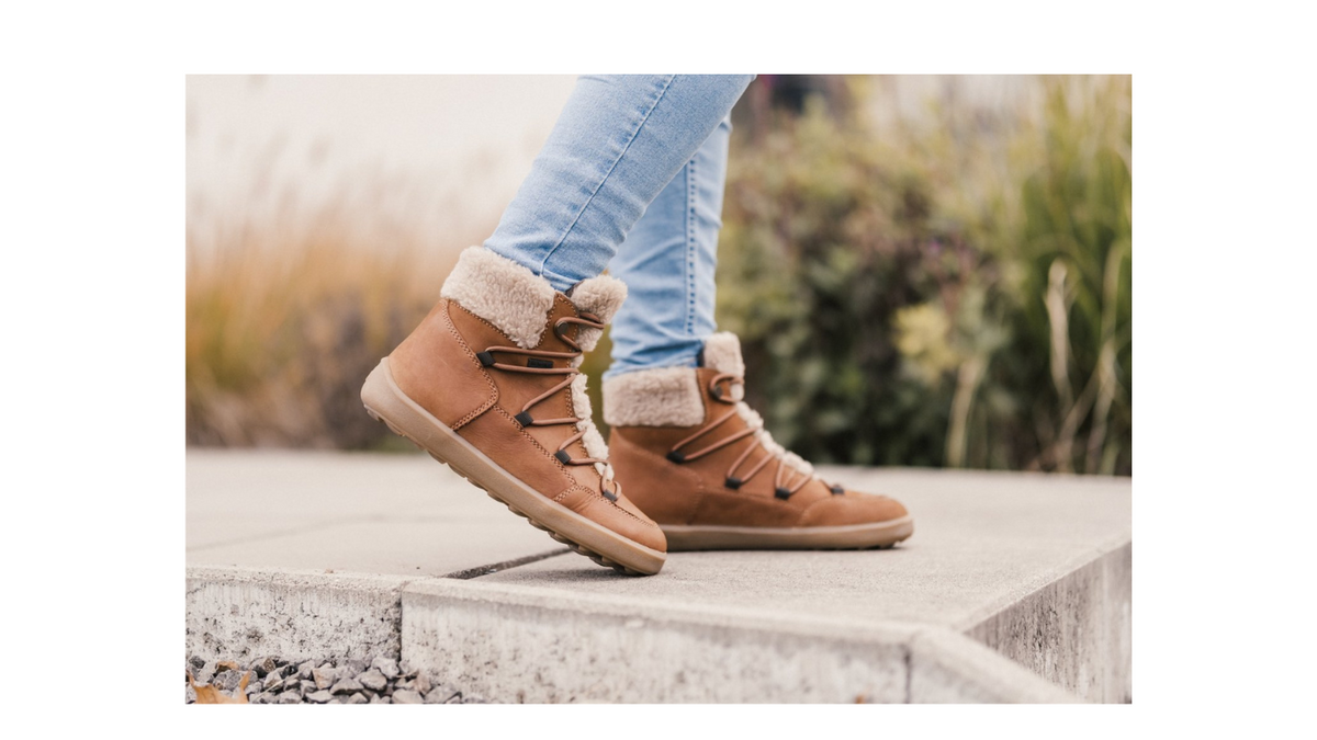 Barfußwinterstiefel für Erwachsene am Fuß getragen, knöchelhoch, Schnürung, geschlossene Zehen, geschlossener Fersenbereich, Seitenansicht außen