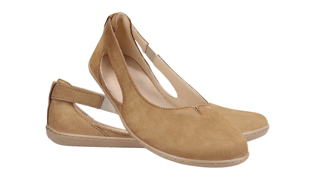 Damen-Ballerina als Paar mit breiter Zehenbox, geschlossenem Zehenbereich, geschlossener Ferse, Schlupfform ohne Verschluss, flacher flexibler Sohle, schräge Vorderansicht.