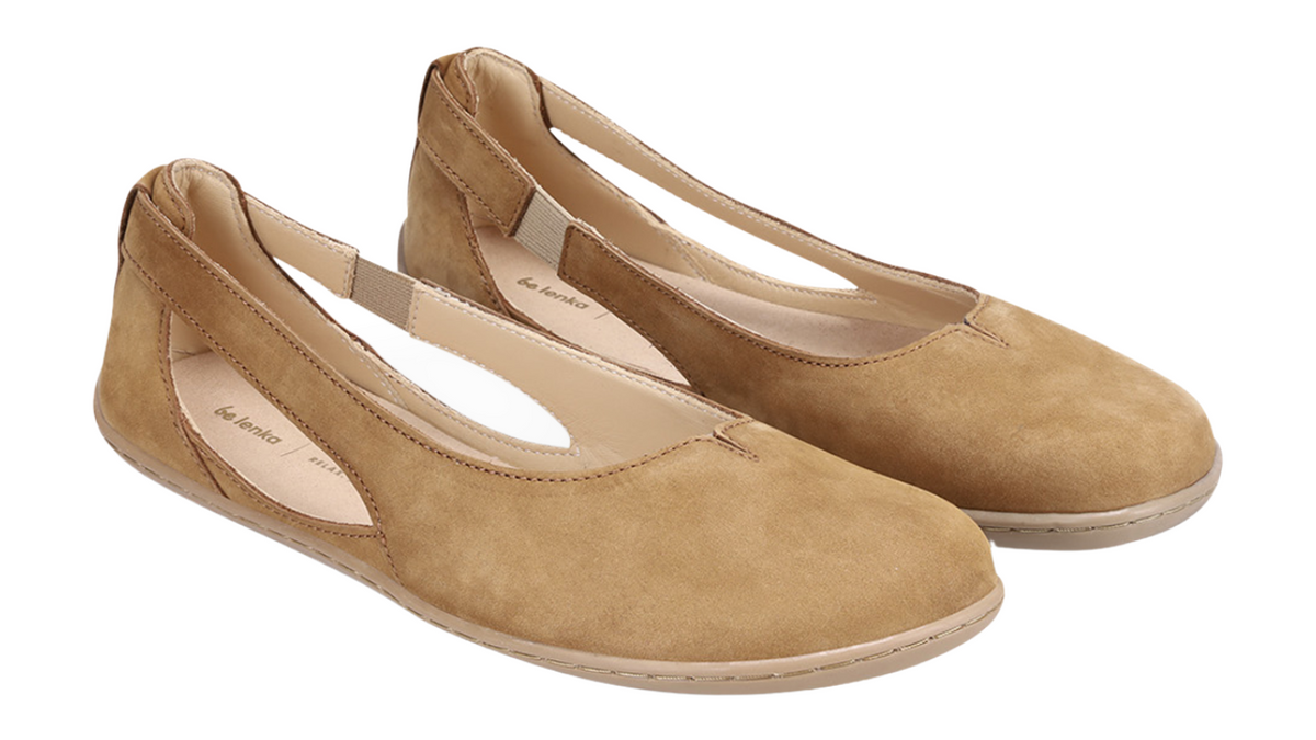 Damen-Ballerina als Paar mit breiter Zehenbox, geschlossenem Zehenbereich, geschlossener Ferse, Schlupfform ohne Verschluss, flacher flexibler Sohle, schräge Vorderansicht.
