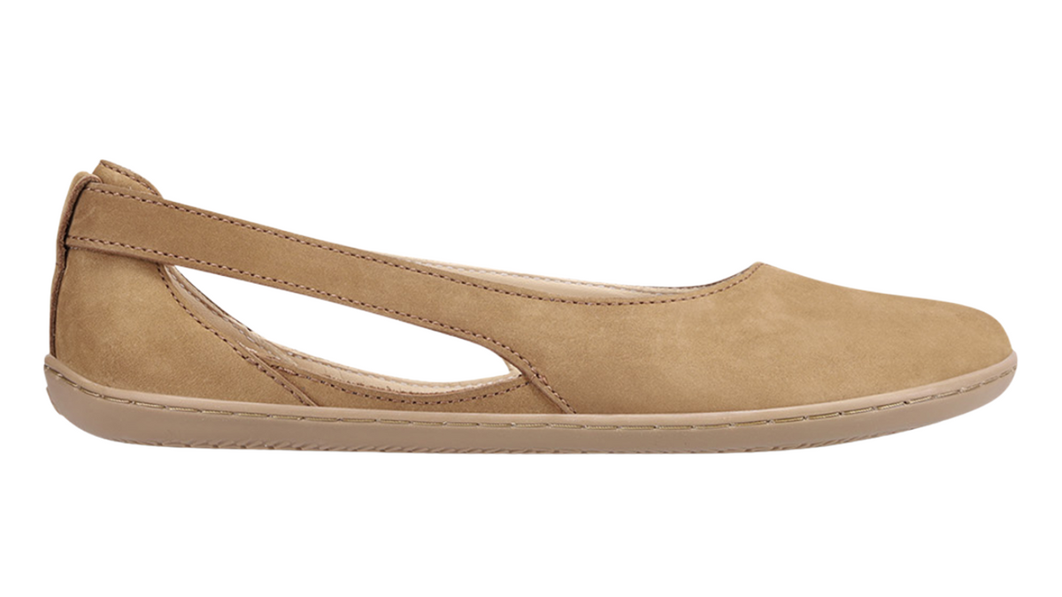 Damen-Ballerina mit breiter Zehenbox, geschlossenem Zehenbereich, geschlossener Ferse, Schlupfform ohne Verschluss, flacher flexibler Sohle, Seitenansicht außen.