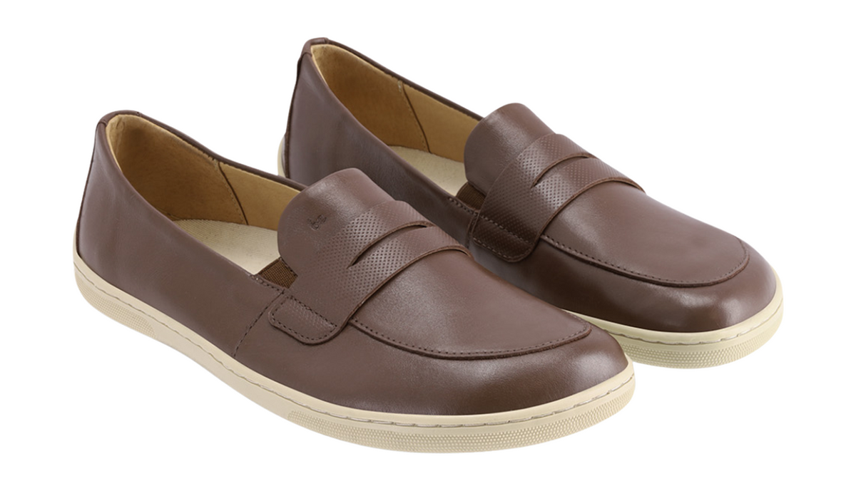 Barfußloafer, schräge Vorderansicht. Einzelansicht mit flacher Sohle und Schlupfform.