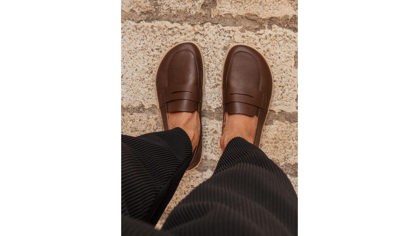 Barfußloafer, Detailansicht. Getragene Schuhe am Fuß, Draufsicht auf Zehenbereich.