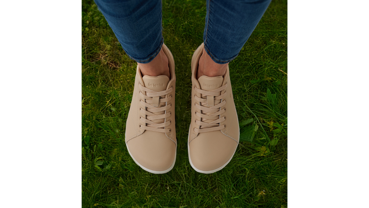 Barfußsneaker, Detailansicht. Getragene Schuhe am Fuß, Draufsicht auf Schnürung und Zehenbereich.