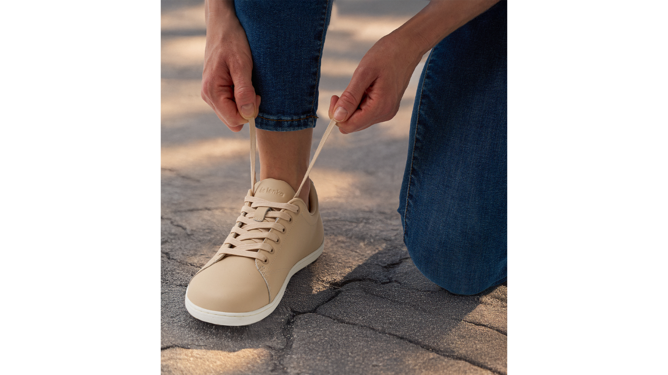 Barfußsneaker, Detailansicht. Getragener Schuh beim Schnüren, Draufsicht auf Schnürung und Zehenbox.