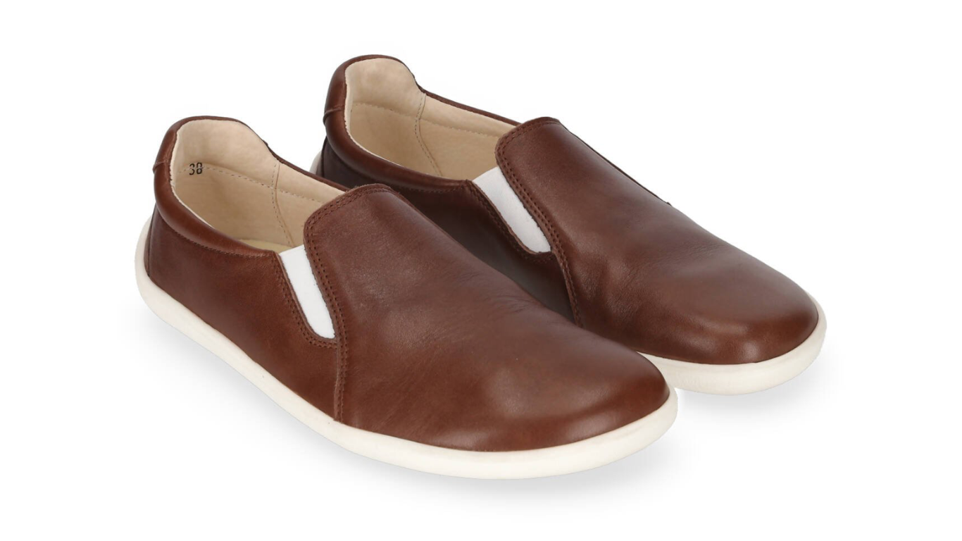 Barfußschuh als Paar, Schlupfschuh ohne Verschluss, breite Zehenbox, geschlossener Zehenbereich, geschlossener Fersenbereich, schräge Vorderansicht