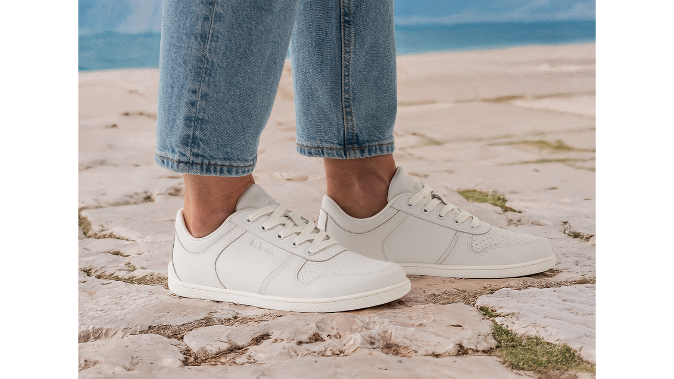 Barfußsneaker, Detailansicht. Getragener Schuh am Fuß, Seitenansicht außen, geschlossene Zehenbox sichtbar.
