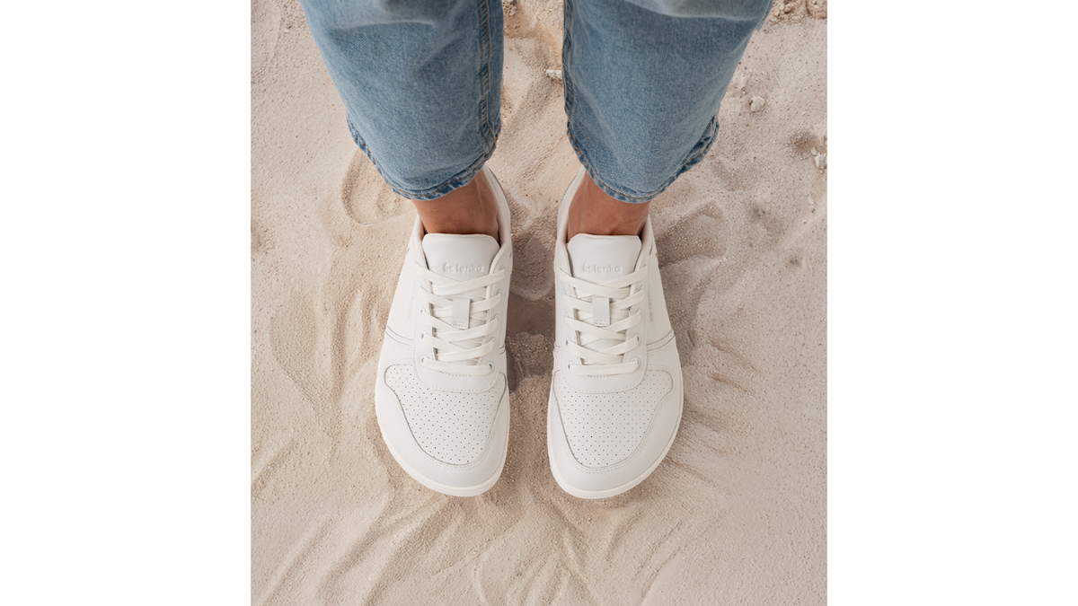 Barfußsneaker, Draufsicht. Getragene Schuhe am Fuß, Paaransicht mit geschlossener Zehen- und Fersenpartie.