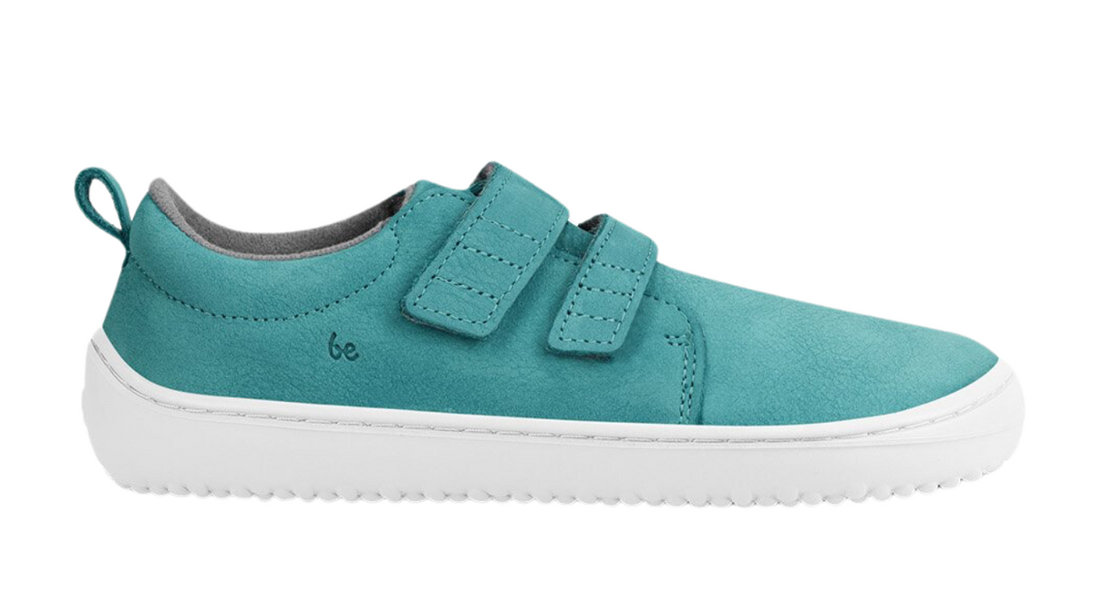 Barfußschuh für Kinder mit breiter Zehenbox, zwei Klettverschlüssen, geschlossener Zehenbox und flexibler Sohle, Seitenansicht außen.