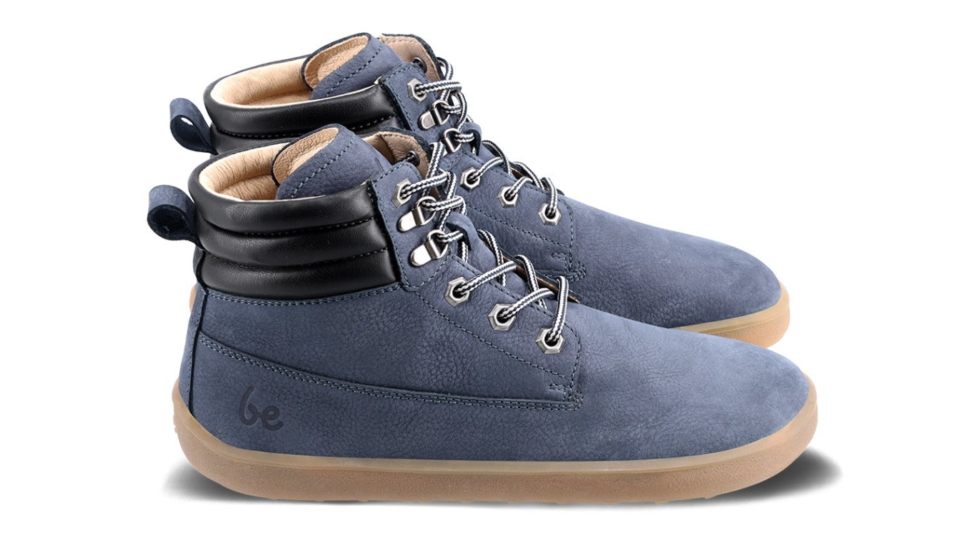 Barfußschuh für Erwachsene als Paar, knöchelhoch, breite Zehenbox, Schnürung, geschlossene Zehen, geschlossener Fersenbereich, schräge Vorderansicht