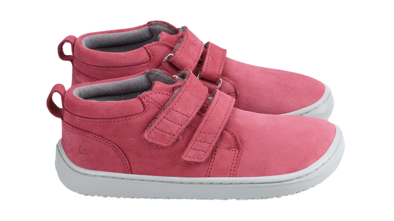 Barfußschuh für Kinder als Paar mit breiter Zehenbox und zwei Klettverschlüssen, schräge Vorderansicht.