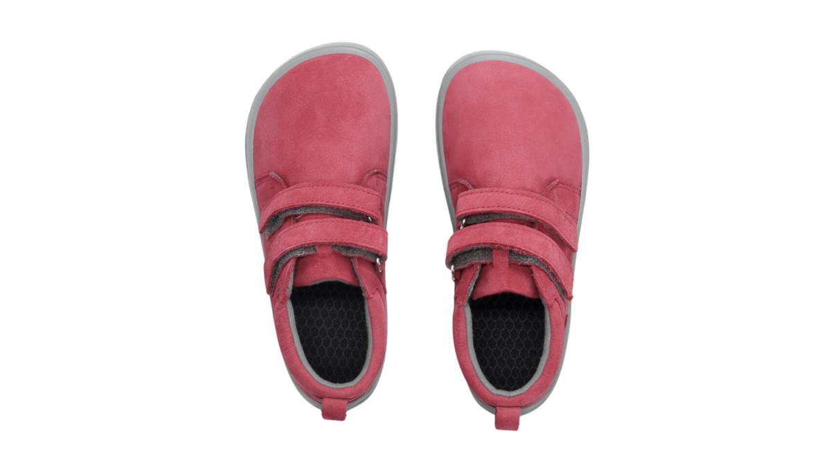 Barfußschuh für Kinder als Paar mit breiter Zehenbox und zwei Klettverschlüssen, Draufsicht.