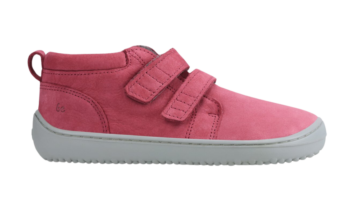 Barfußschuh für Kinder mit breiter Zehenbox, zwei Klettverschlüssen, geschlossener Zehenbox und flexibler Sohle, Seitenansicht außen.