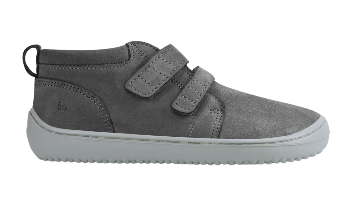 Barfußschuh für Kinder mit breiter Zehenbox, zwei Klettverschlüssen und flexibler Sohle, Seitenansicht außen.