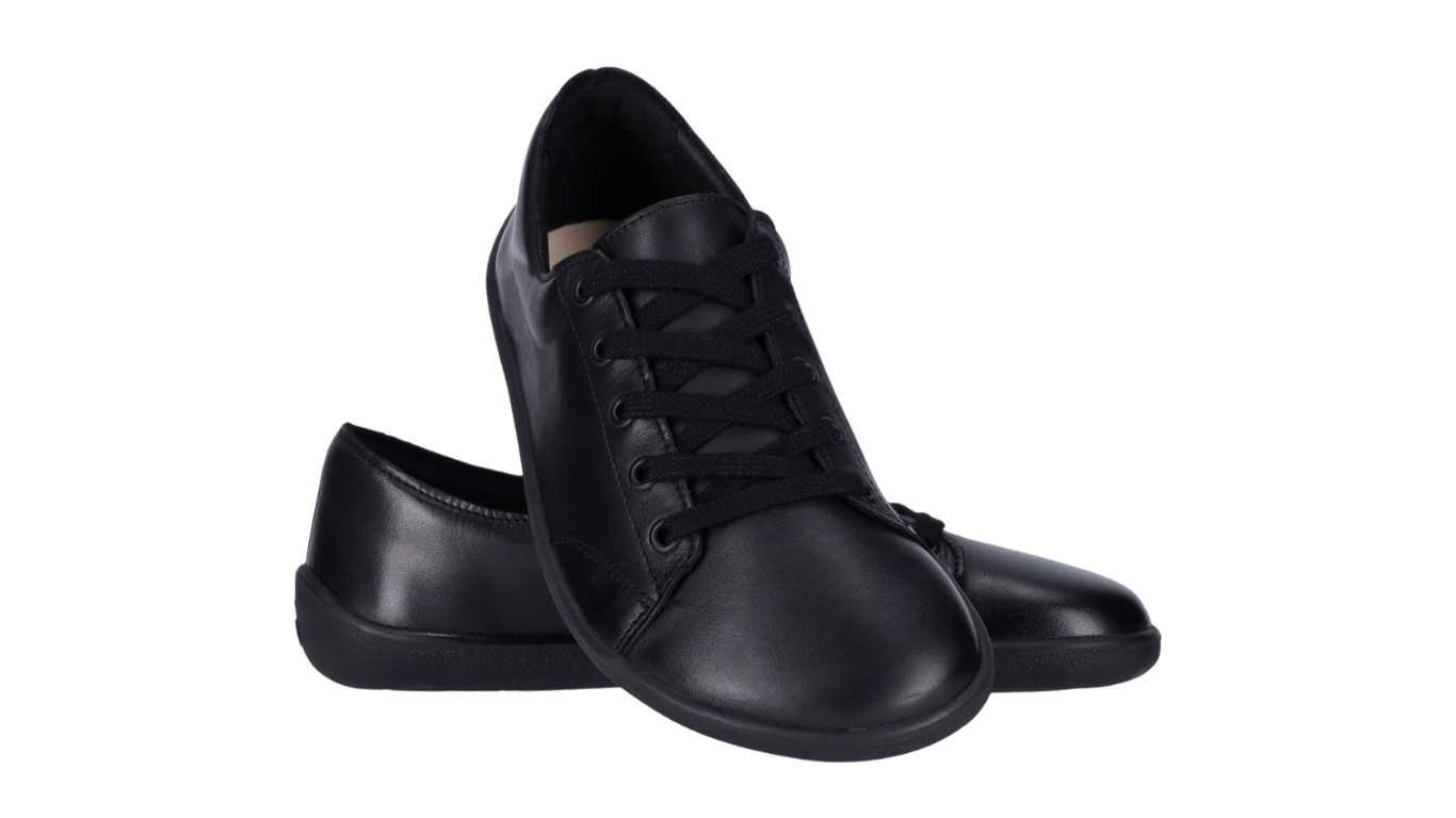 Barfußschuh für Erwachsene mit breiter Zehenbox, flexibler Sohle, geschlossenen Zehen, geschlossenem Fersenbereich, schräge Vorderansicht