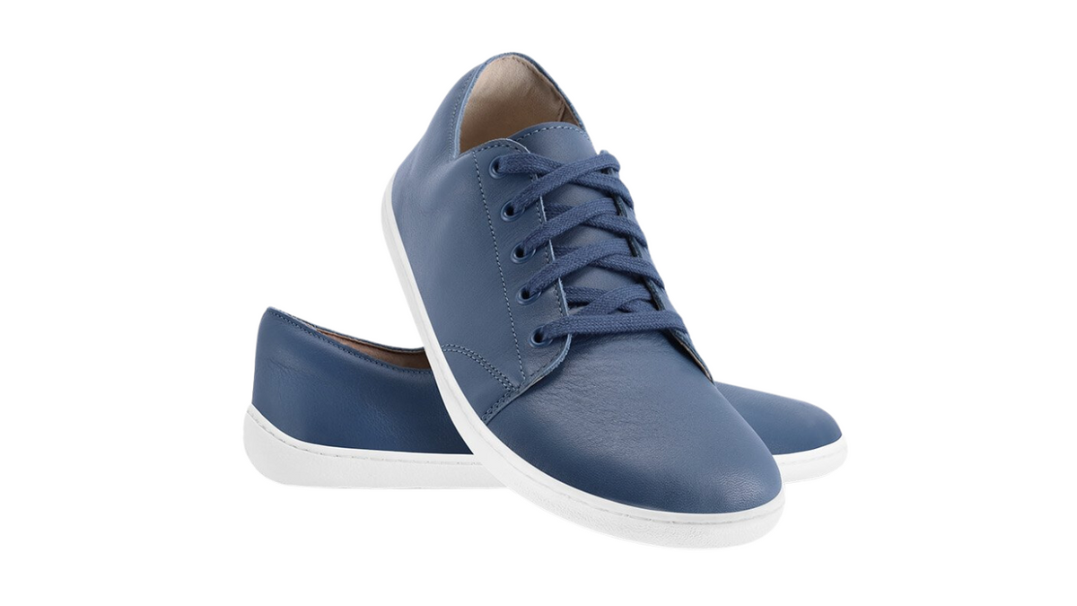 Barfußschuh für Erwachsene mit breiter Zehenbox, flexibler Sohle, geschlossenen Zehen, geschlossenem Fersenbereich, schräge Vorderansicht
