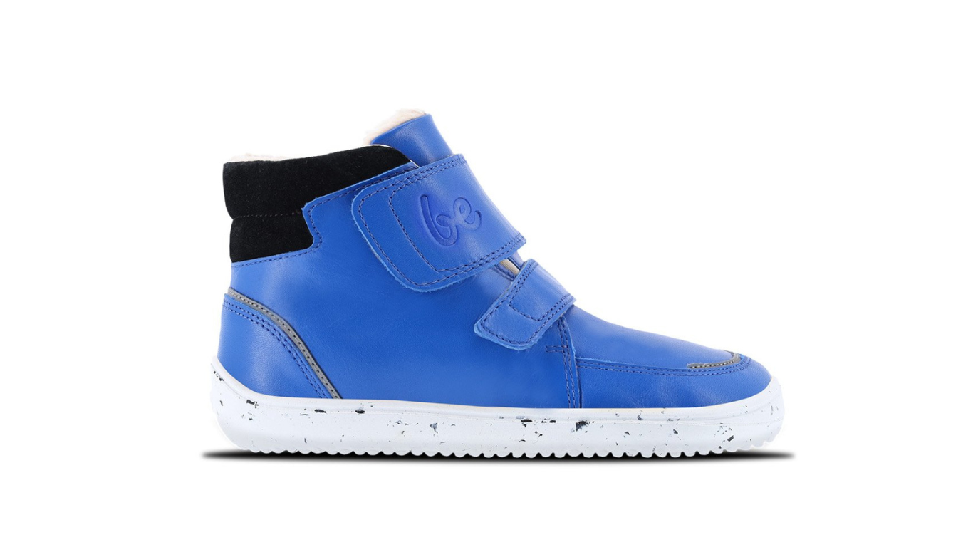 Barfußwinterstiefel für Kinder mit breiter Zehenbox, Klettverschluss, knöchelhohem Schaft, geschlossener Zehenbox und geschlossener Ferse, Seitenansicht außen.