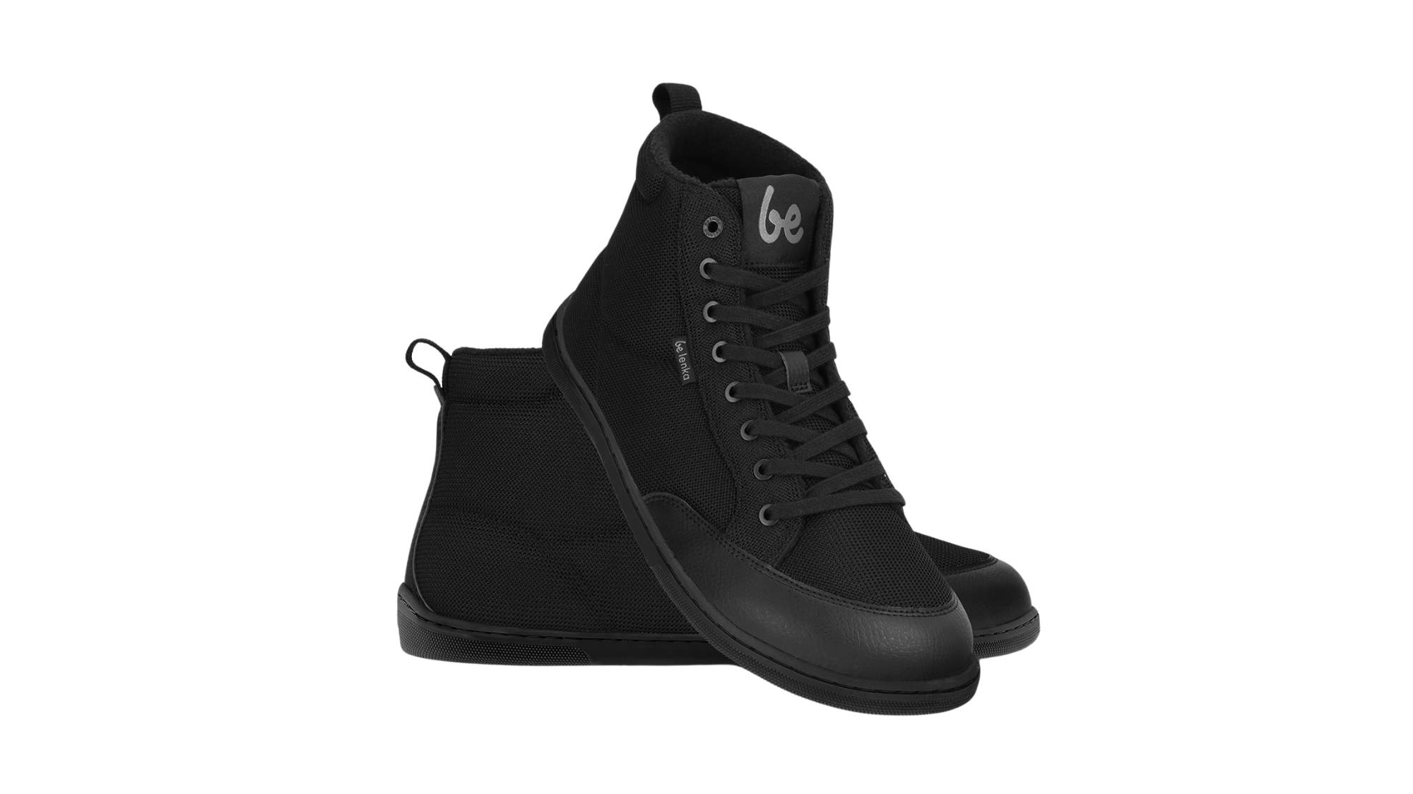 Barfußschuh mit Schnürung, breite Zehenbox, flexible Sohle, geschlossener Fersenbereich, mittelhoher Schaft, schräge Vorderansicht