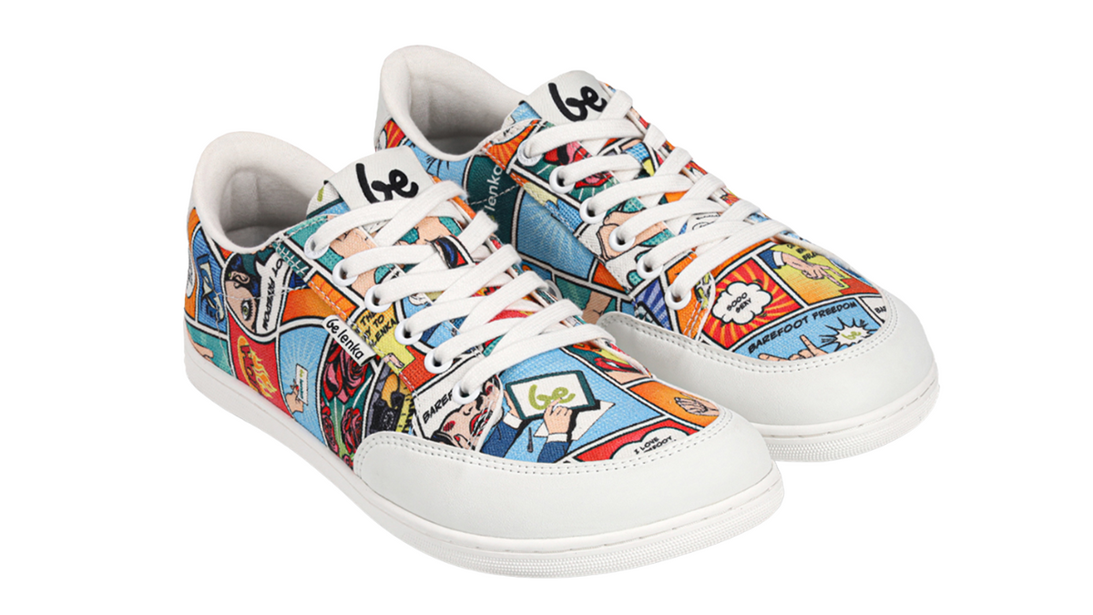 Barfußsneaker, schräge Vorderansicht. Paaransicht mit geschlossener Zehenbox und flacher Sohle.