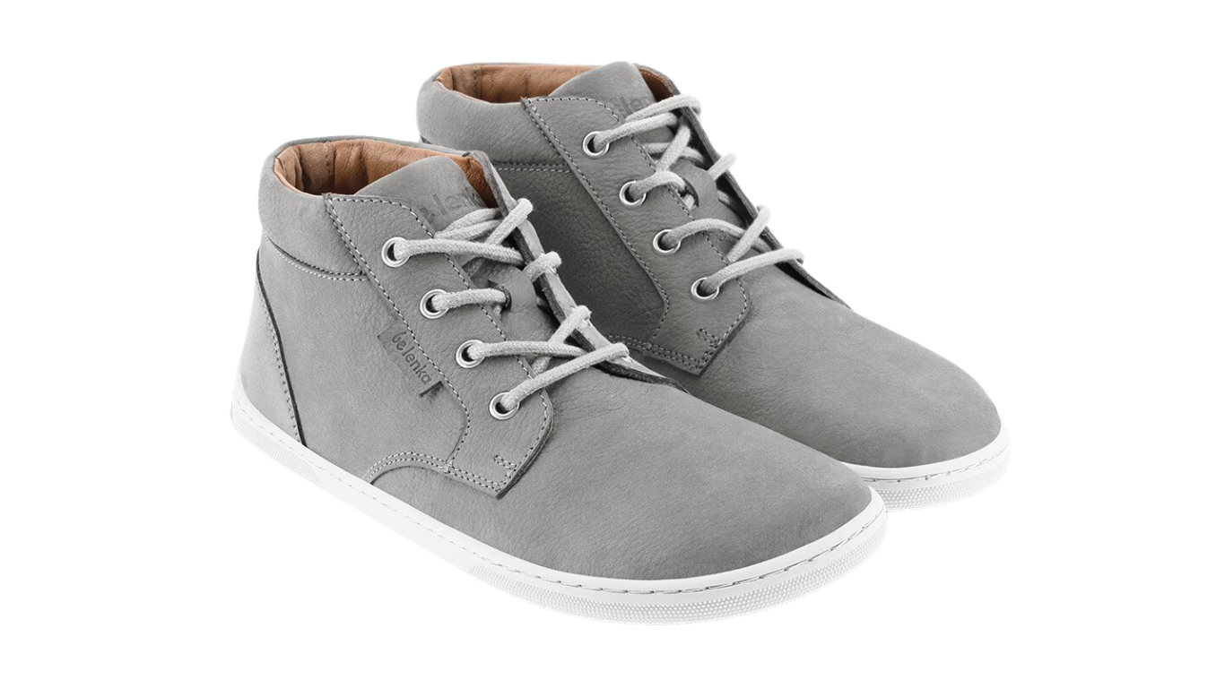 Knöchelhoher Barfußschuh für Erwachsene als Paar mit Schnürung und breiter Zehenbox, schräge Vorderansicht.