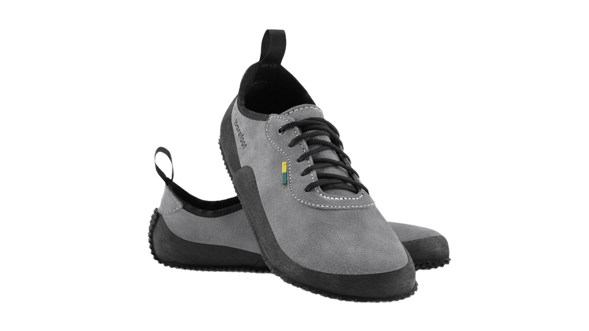 Barfußschuh für Erwachsene als Paar mit Schnürung, schräge Vorderansicht.
