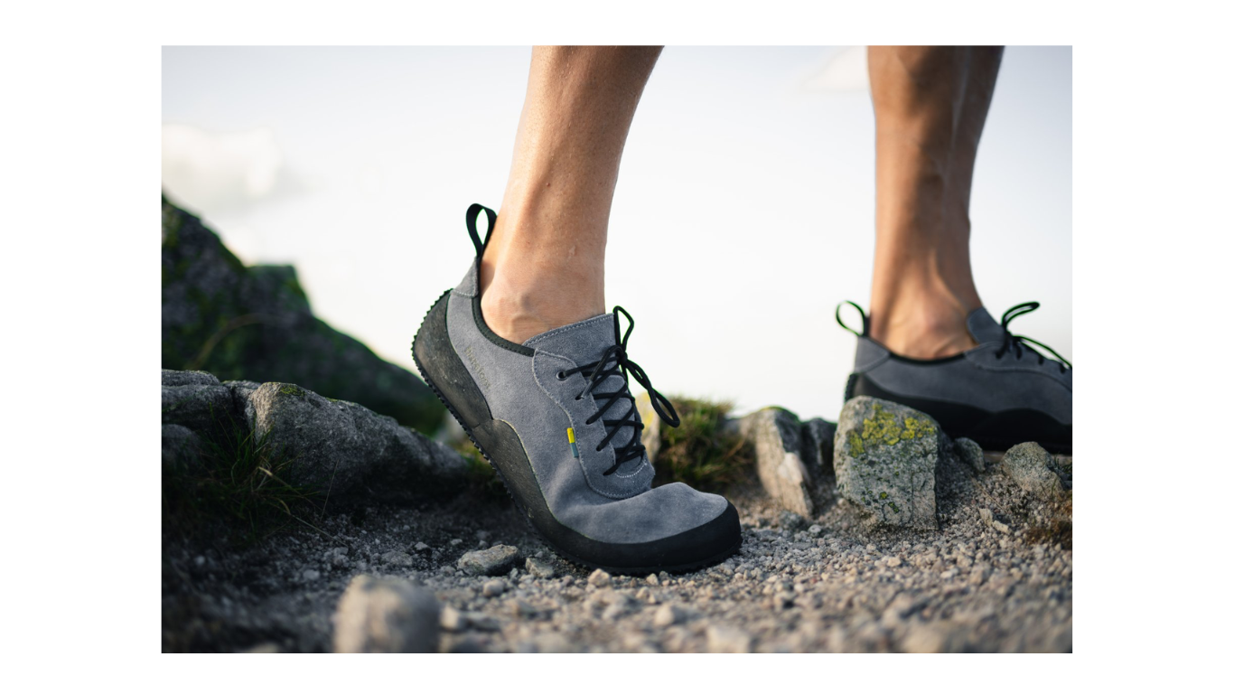 Barfußschuh für Erwachsene am Fuß getragen mit geschlossenen Zehen, Rückansicht.