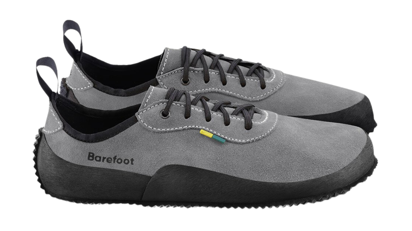 Barfußschuh für Erwachsene als Paar mit Schnürung und geschlossenen Zehen, schräge Vorderansicht.