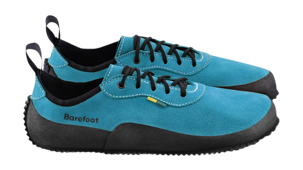 Barfußschuh für Erwachsene als Paar mit Schnürung und geschlossenen Zehen, schräge Vorderansicht.