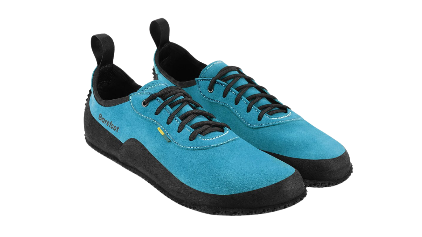 Barfußschuh für Erwachsene als Paar mit breiter Zehenbox und Schnürung, schräge Vorderansicht.