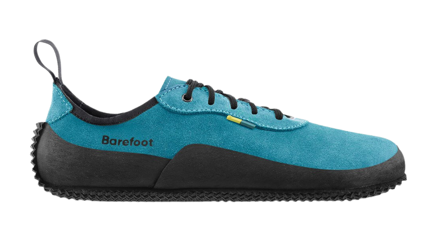 Barfußschuh für Erwachsene mit breiter Zehenbox, Schnürung und flexibler Sohle, Seitenansicht außen.