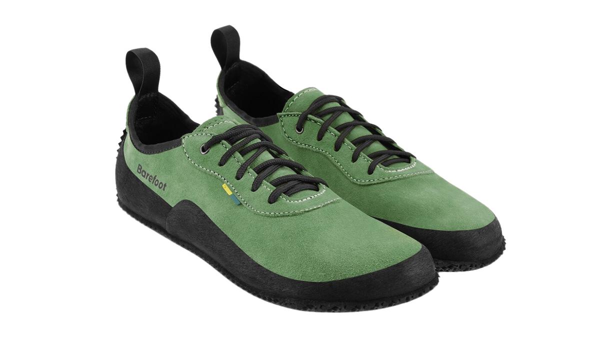 Barfußschuh für Erwachsene als Paar mit breiter Zehenbox und Schnürung, schräge Vorderansicht.