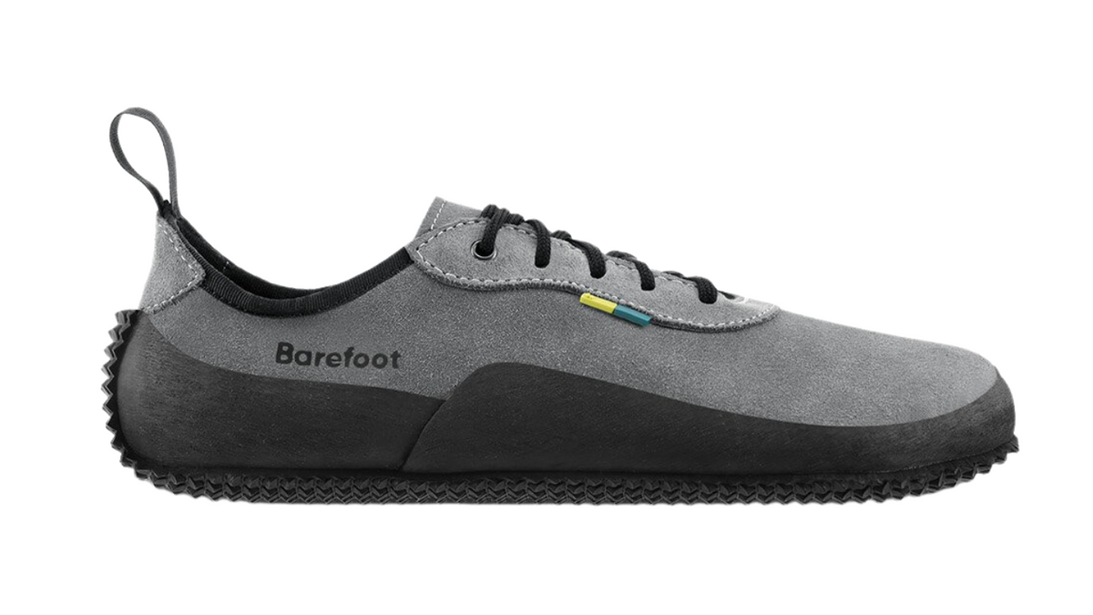 Barfußschuh für Erwachsene mit breiter Zehenbox, Schnürung und flexibler Sohle, Seitenansicht außen.