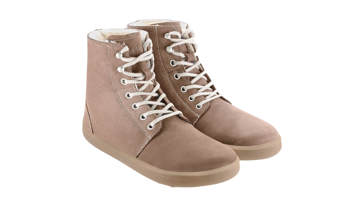 Barfußwinterstiefel für Erwachsene als Paar mit Schnürung und knöchelhohem Schaft, schräge Vorderansicht.
