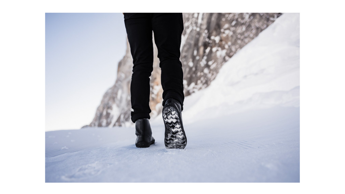 Barfußwinterstiefel für Erwachsene am Fuß getragen mit geschlossener Ferse und knöchelhohem Schaft, Vorderansicht.