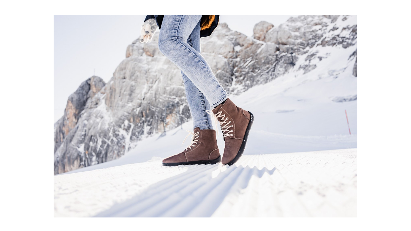 Barfußwinterstiefel für Erwachsene am Fuß getragen mit Schnürung und knöchelhohem Schaft, schräge Vorderansicht.