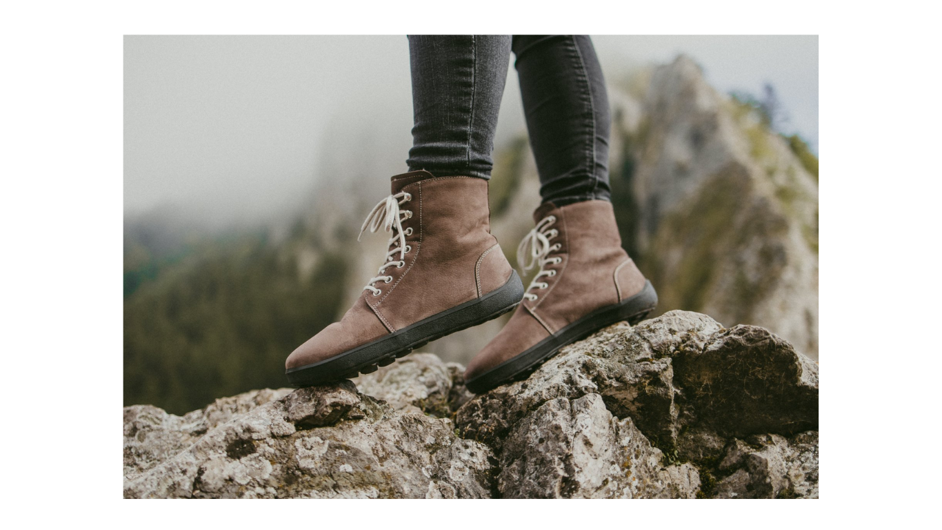 Barfußwinterstiefel für Erwachsene am Fuß getragen mit geschlossener Ferse und flexibler Sohle, Rückansicht.