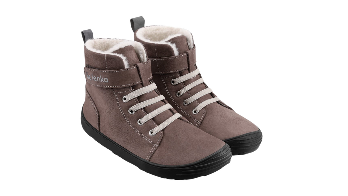 Barfußwinterstiefel für Kinder als Paar mit breiter Zehenbox, Schnürung, knöchelhohem Schaft, geschlossener Zehenbox und geschlossener Ferse, schräge Vorderansicht.