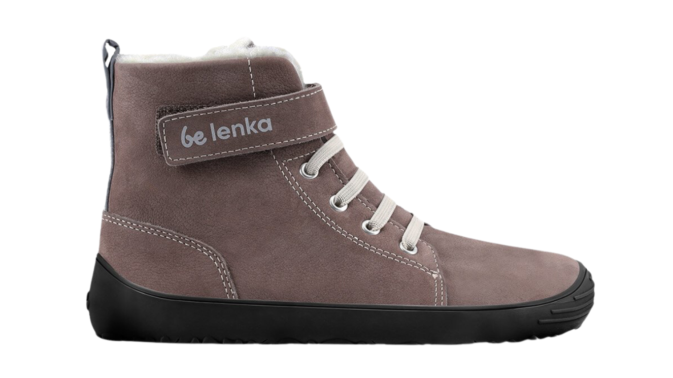 Barfußwinterstiefel für Kinder mit breiter Zehenbox, Schnürung, knöchelhohem Schaft, geschlossener Zehenbox und geschlossener Ferse, Seitenansicht außen.