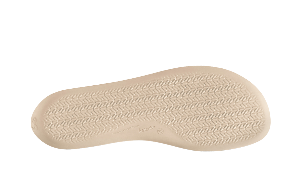 Mokassin-Barfußschuh mit verziertem Riemen, breiter Zehenbox und geschlossener Zehenpartie, Ansicht von unten