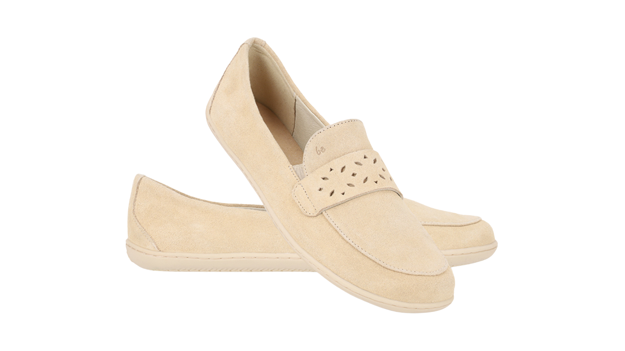 Mokassin-Barfußschuh mit verziertem Riemen, breiter Zehenbox und geschlossener Zehenpartie, Seitenansicht als Paar