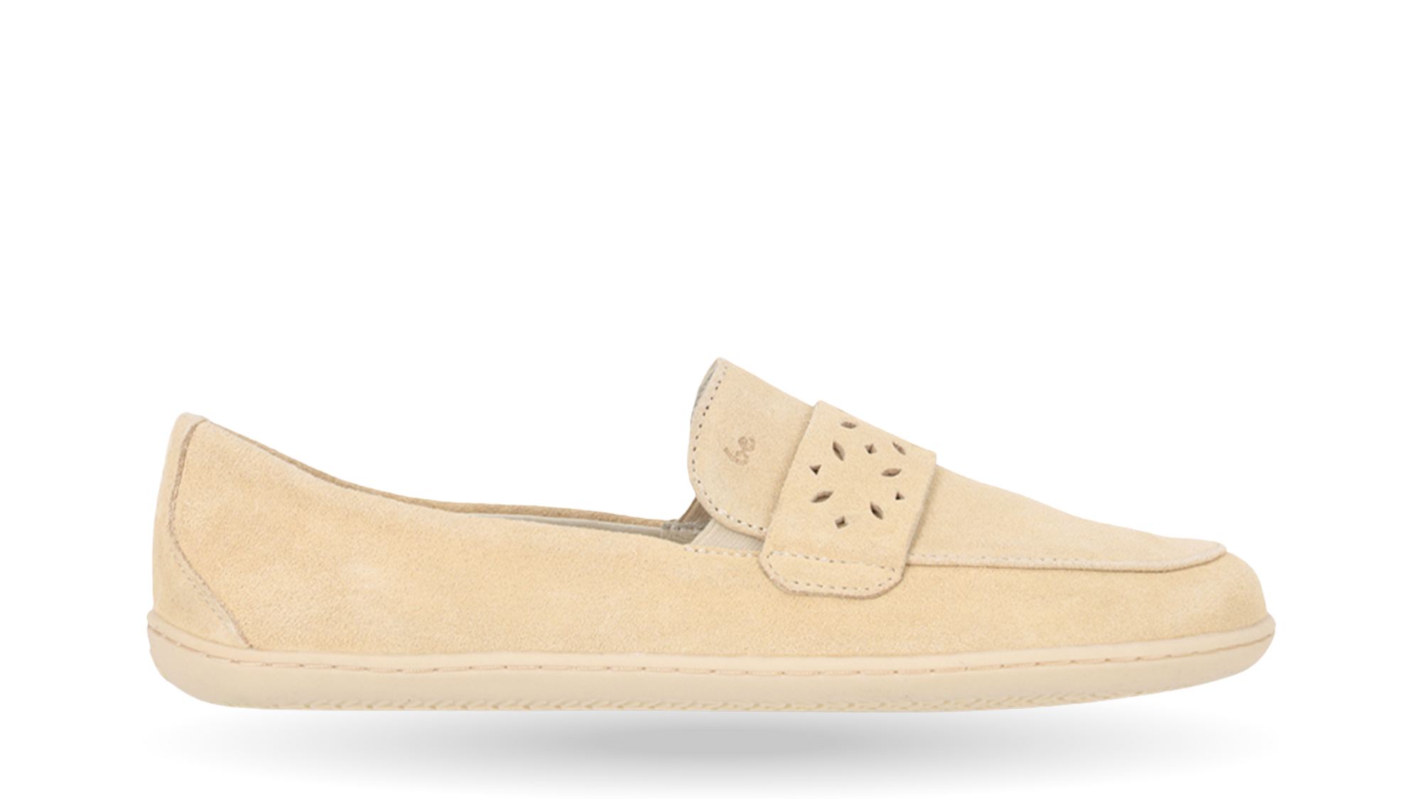 Mokassin-Barfußschuh mit verziertem Riemen, breiter Zehenbox und geschlossener Zehenpartie in Seitenansicht außen