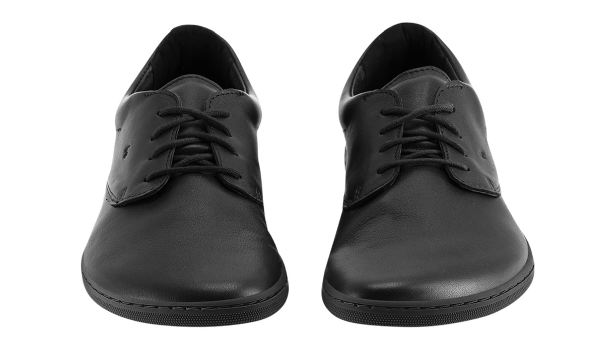Barfußhalbschuh, Draufsicht. Paaransicht von oben mit Schnürung und geschlossener Zehenbox.