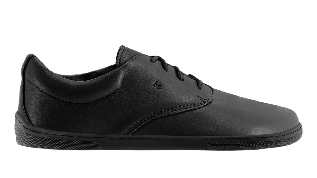 Barfußhalbschuh, Seitenansicht außen. Flacher Schnürschuh mit breiter Zehenbox sowie geschlossenem Zehen- und Fersenbereich.