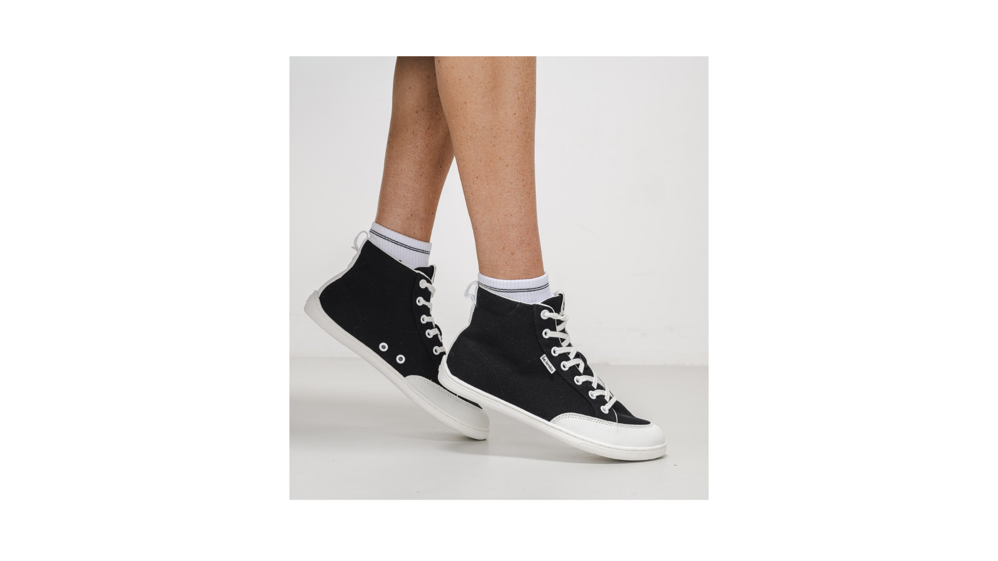 Hoher Barfußsneaker mit Schnürung, hohem Schaft und geschlossener Zehenpartie, Seitenansicht als Paar
